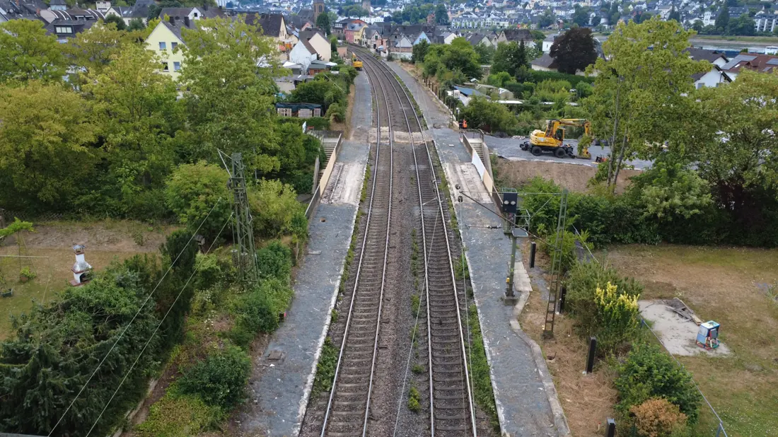 Bahnstrecke im Rheintal aus der Luft, Baustelle im Hintergrund