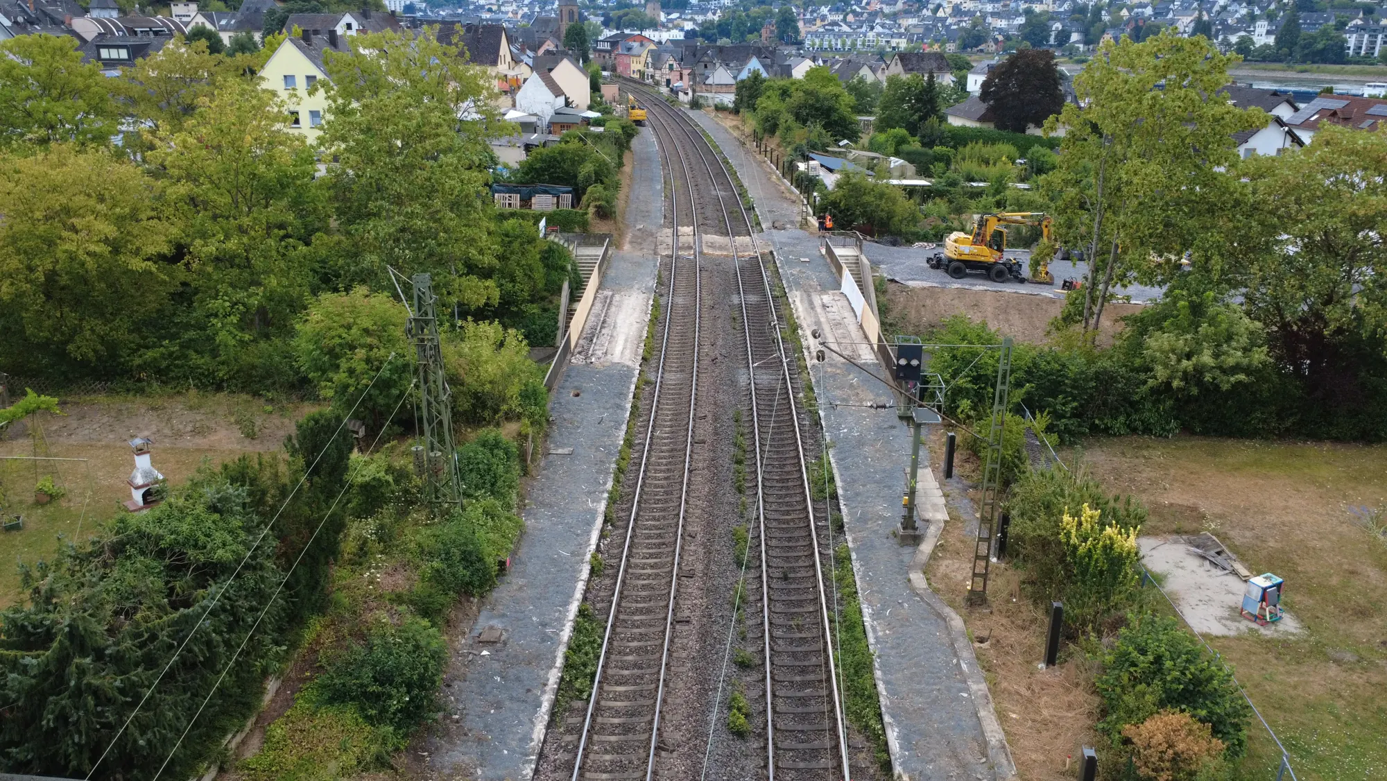 Bahnstrecke im Rheintal aus der Luft mit Baustelle im Hintergrund
