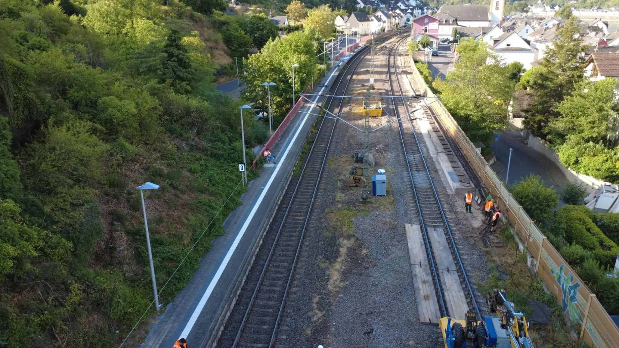 Bahnsteig und Gleiskorridor während der Bauphase aus der Luft