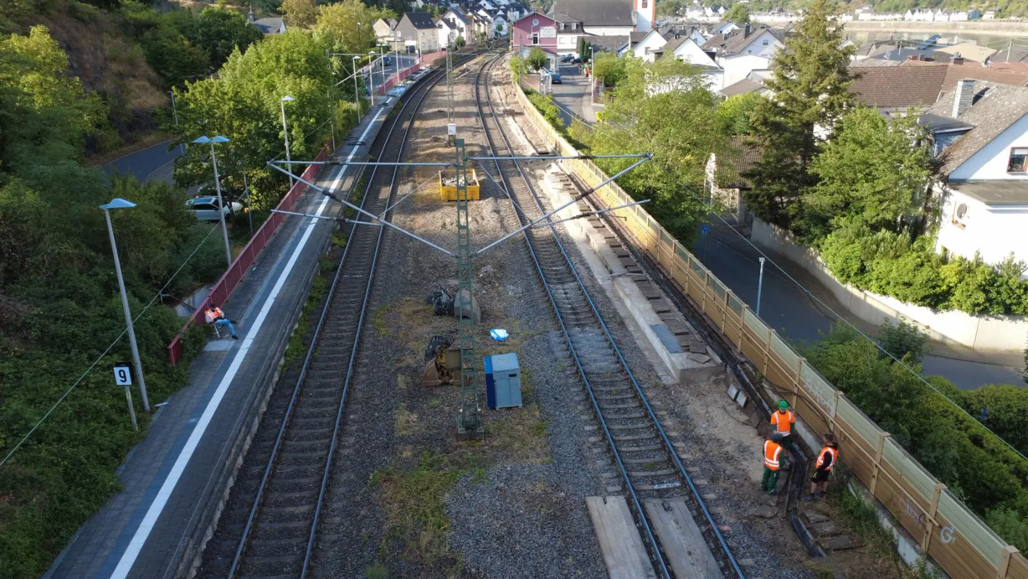 Bahnhof mit Gleisanlagen und Baustelle aus der Luft