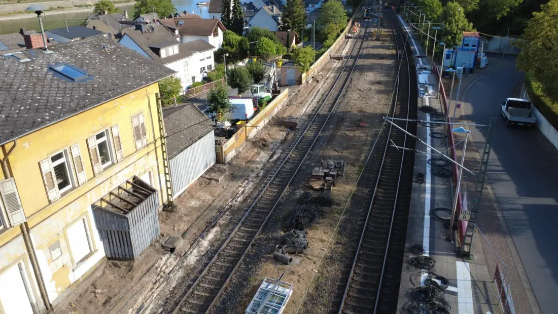 Gleiserneuerung entlang der Ortsdurchfahrt, Baustellenfahrzeuge am Gleis
