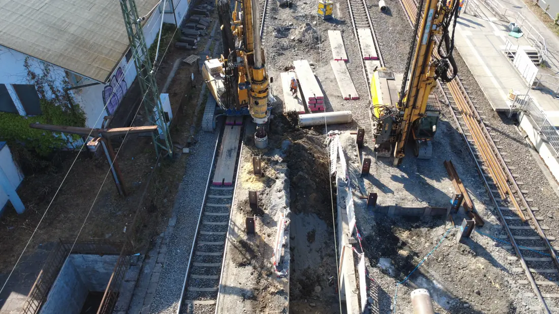 Bohrpfahlarbeiten und Baugrube am Bahnhof Kaub aus der Luft