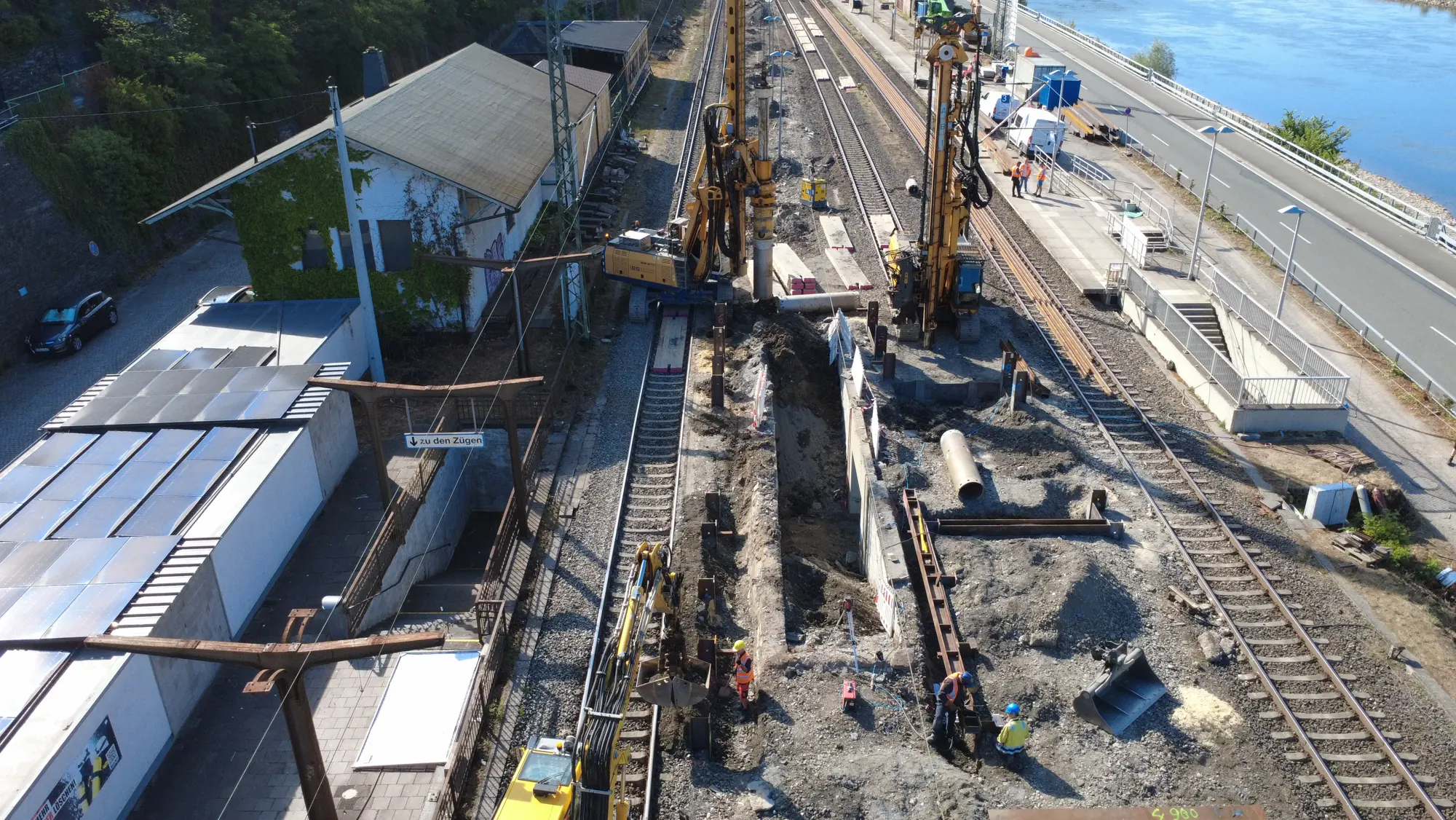 Bahnbaustelle am Bahnhof Kaub aus der Luft: Bohrgeräte, Gleisarbeiten und der Rhein