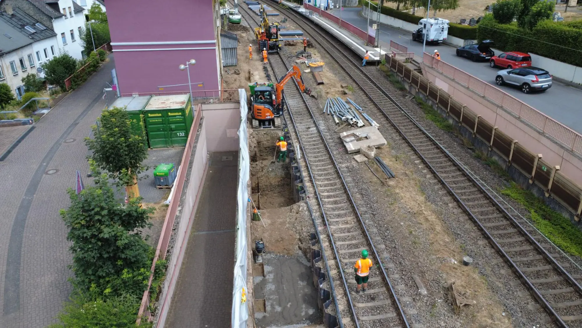 Bahnbaustelle mit Gleisanlagen und Baustellenfahrzeugen aus der Luft